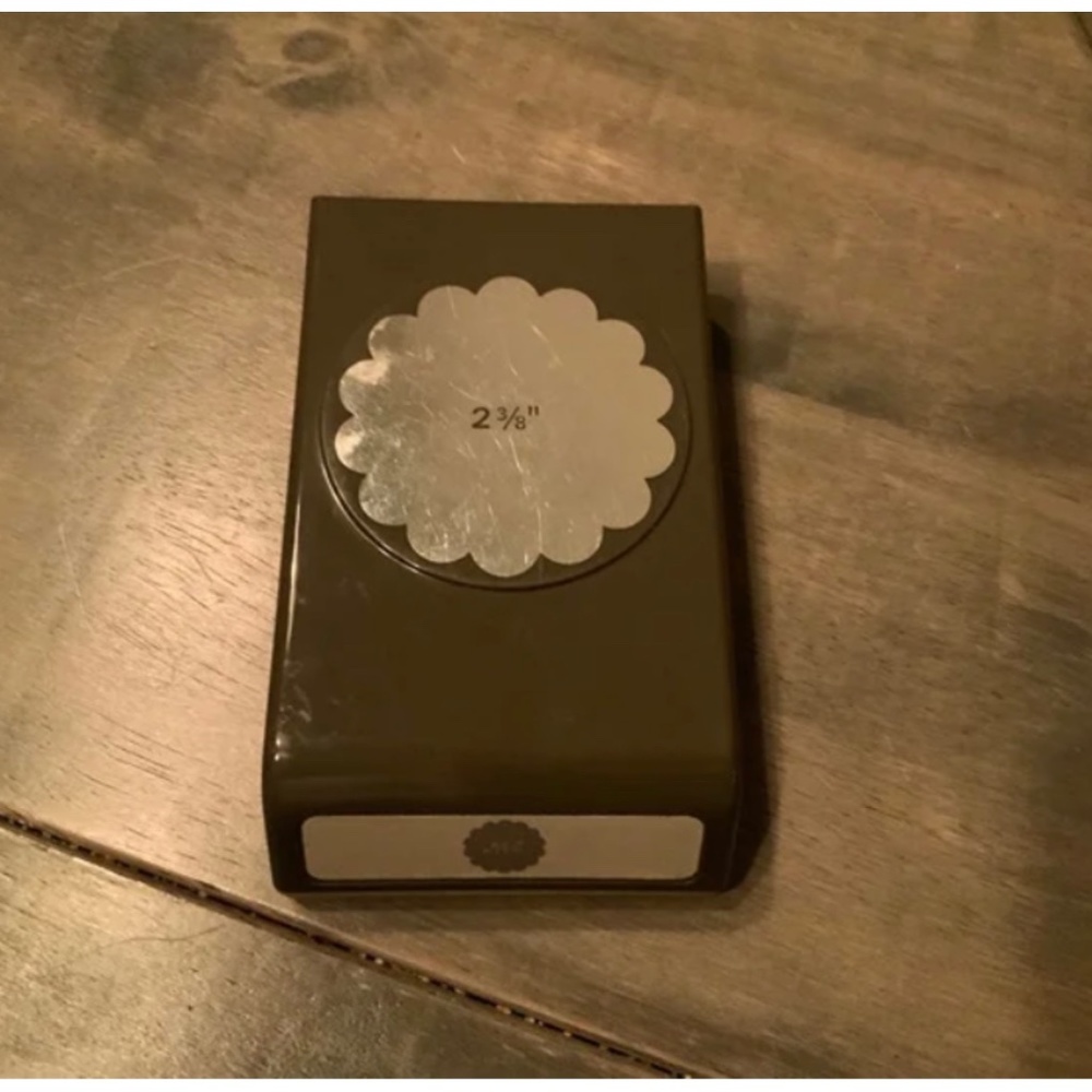 Stampin Up - Scallop Circle Punch  - 2 3/8 size